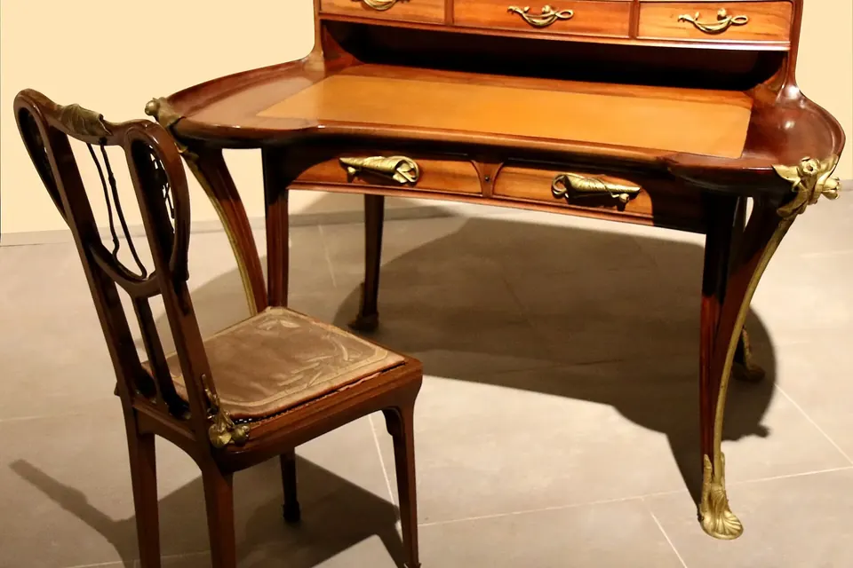 Bureau de dame en bois sculpté de Louis Majorelle, aux lignes courbes Art nouveau, orné de motifs de nénuphars et de ferrures en bronze